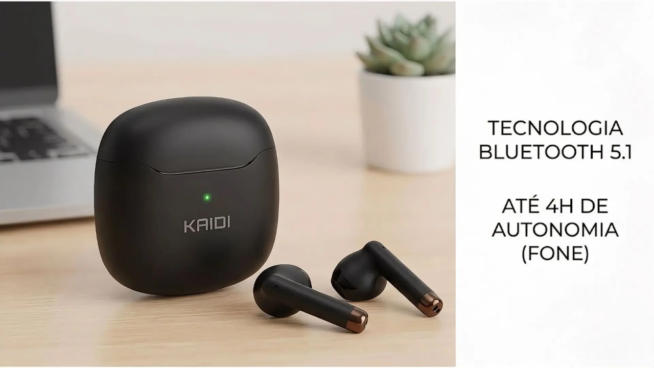 Fone Bluetooth Kaidi KD-771: Vale a Pena Comprar um TWS Barato? Fotografia de produto centrada nos fones de ouvido Kaidi TWS KD-771 pretos e seu estojo de carregamento com luz LED verde ativada. O estojo e os fones, com detalhes em bronze, estão sobre uma mesa de madeira limpa. No canto superior direito, um texto overlay lê 'TECNOLOGIA BLUETOOTH 5.1' e 'ATÉ 4H DE AUTONOMIA (FONE)'. O fundo, com um notebook e uma suculenta, está suavemente desfocado.