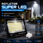kit 2 refletor super led 400w ip67 bivolt em destaque com casa iluminada ao fundo